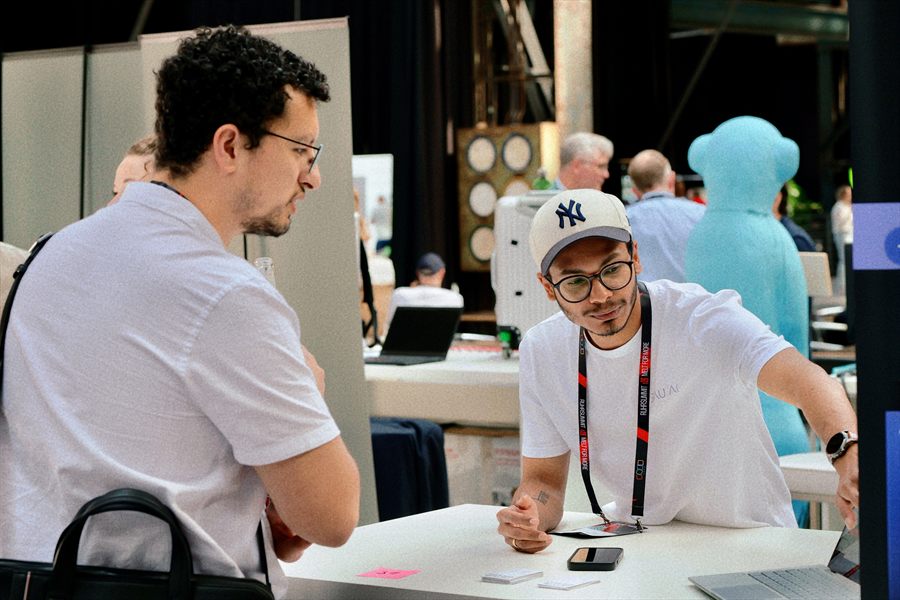 BAU AI im Gespräch am Stand auf dem r26 ruhrSUMMIT